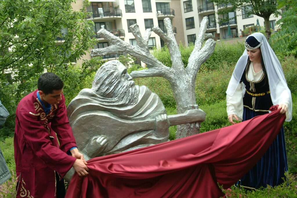 2004 Yılında Brüksel de merkezi bulunan Dünya Gümrük Birliğinin Bahçesine konan Dedekorkut heykelinin açılışı