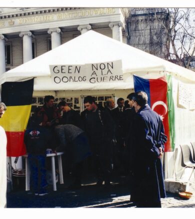 Brüksel&rsquo;in Place de la Monnaie meydanına 1998 yılında kurduğumuz Hocalı Çadırı