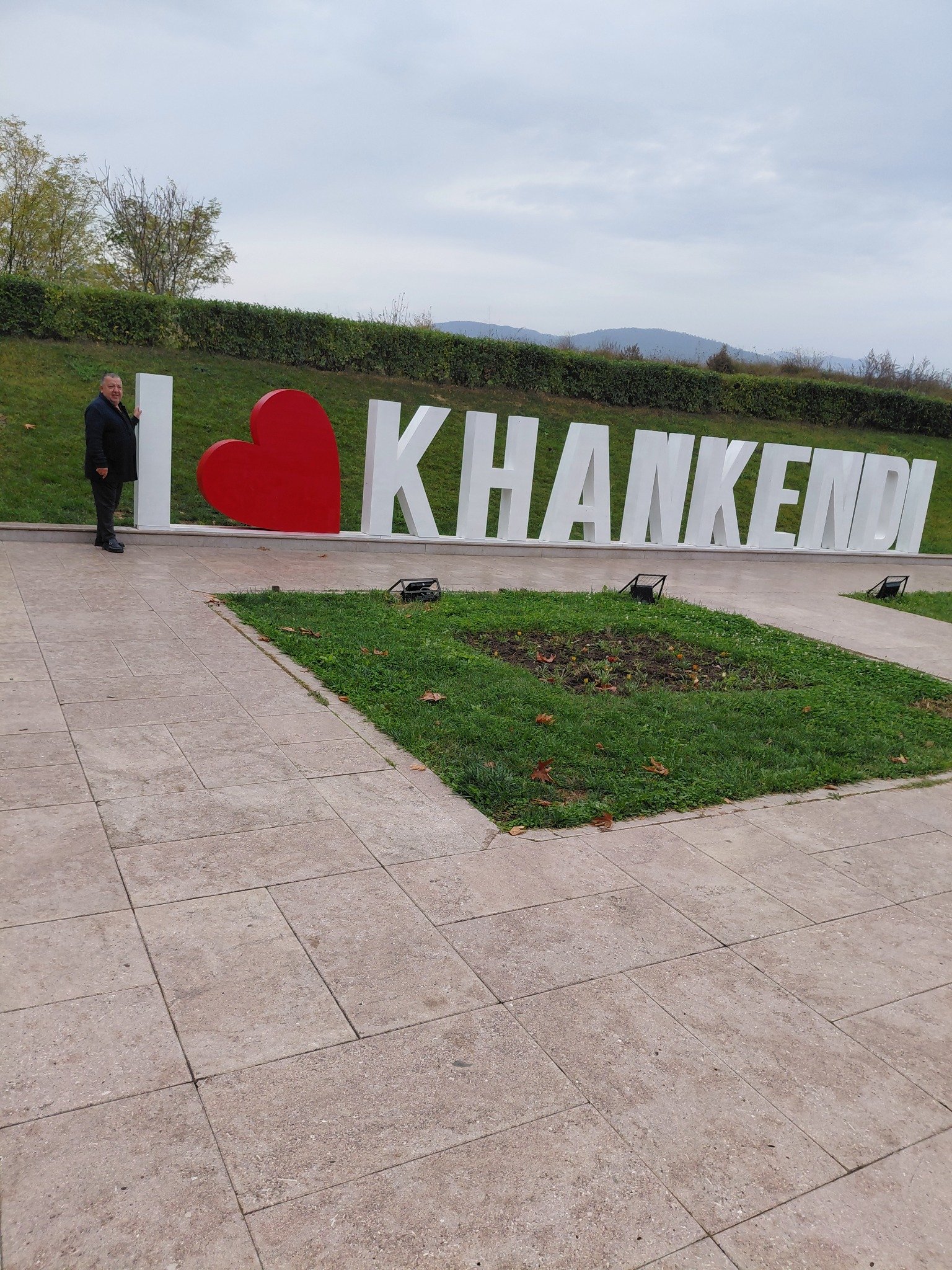 Bülent Gürçam Hankendi yazısı önünde