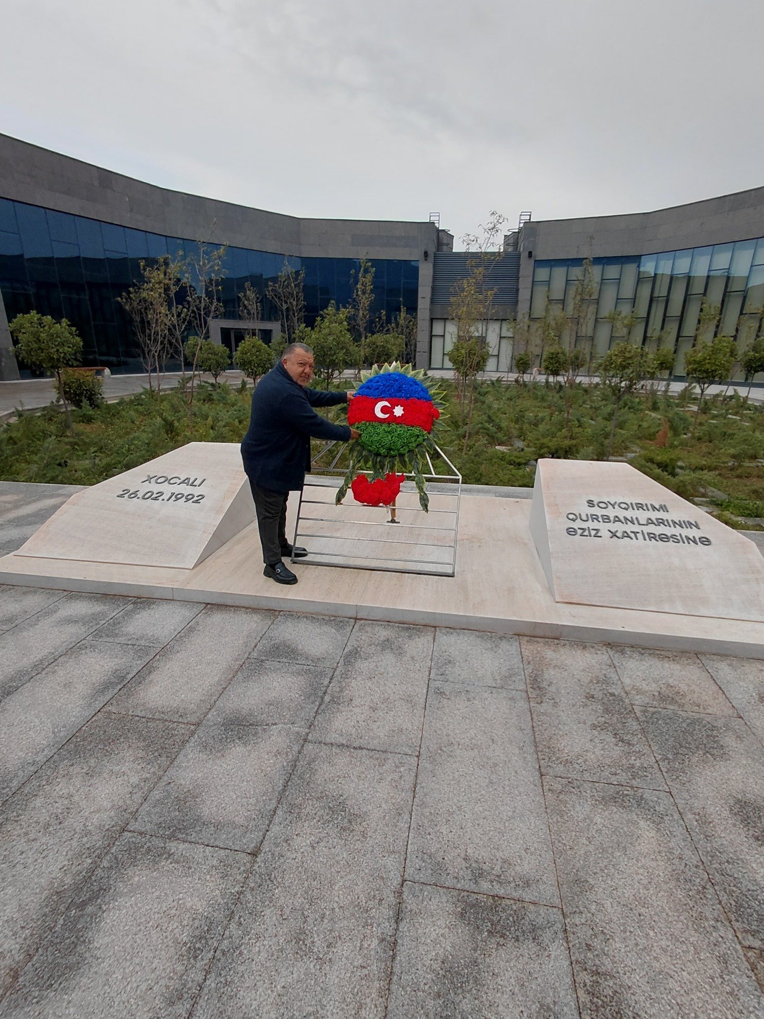 Bülent Gürçam Hocalı kurbanları anıtında Azerbaycan bayrağı renklerinde çelenkle