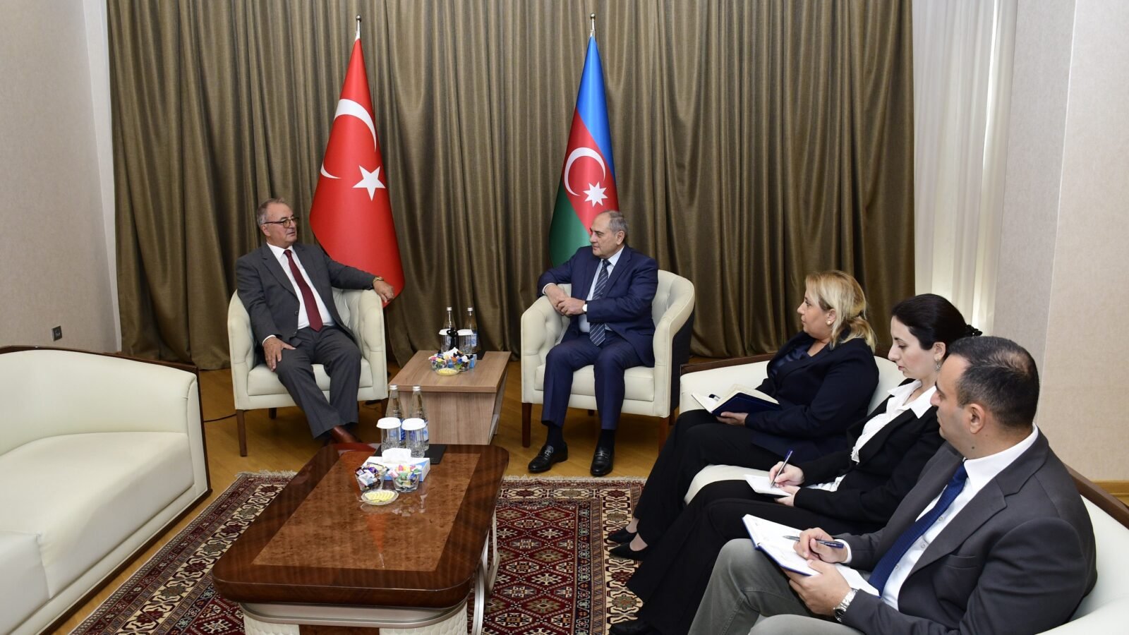 Tahir Budagov ile Hakkı Şafak Ses’in YAP merkezindeki görüşmesi, Bakü, 24 Ekim 2026